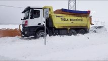 Tuzla’da saatlerce mahsur kalan araçları Tuzla Belesiyesi ekipleri kurtardı