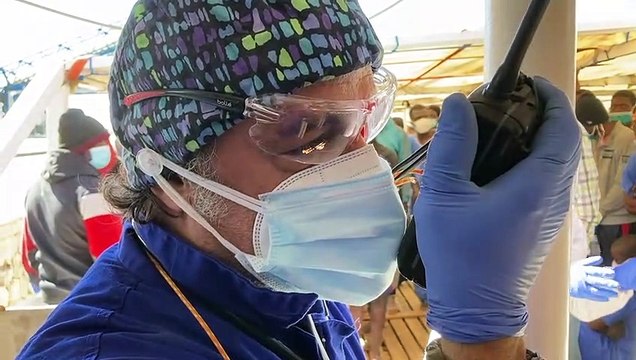 I migranti dell'Ong Open arms sbarcano in Sicilia