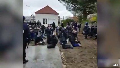 Gösterilere katılan liselileri böyle gözaltına aldılar