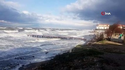 Urla sahillerini fırtına vurdu