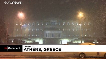 شاهد: عاصفة ثلجية تواري تحت ردائها "جماليات" و"آثار" العاصمة اليونانية