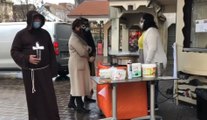 Distribution de crêpes au centre ville de Troyes