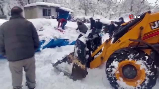 - Çöken çatı altındaki hayvanları kurtarmak için zamanla yarıştılar