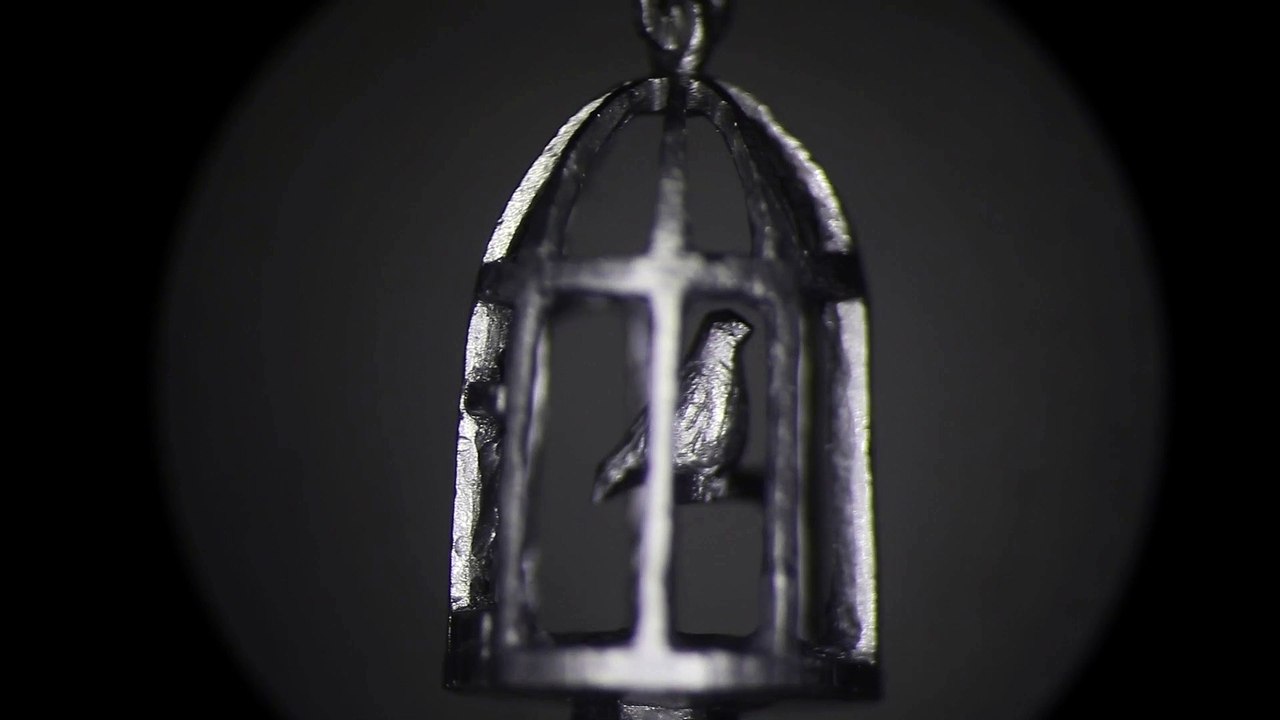 Artist Carves Impressive Figures out of Pencil Lead