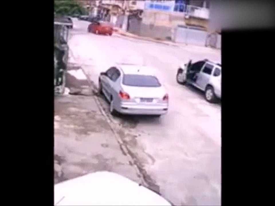 Il veut voler une voiture mais n'arrive pas à la démarrer (Brésil)