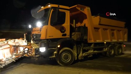 Etkili tipi nedeniyle Uşak - Afyon karayolunda sürücüler zor anlar yaşadı