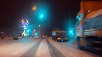 Ağır tonajlı araçlar saatlerdir yolun açılmasını bekliyor