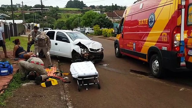Carro tomba e quase invade pátio de residência em acidente no Cascavel Velho