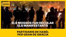Els Mossos fan recular els manifestants partidaris de Pablo Hasél per Gran de Gràcia, a Barcelona