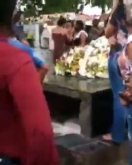 Seis da mesma família vão parar na delegacia após briga para abrir caixão durante enterro em MT