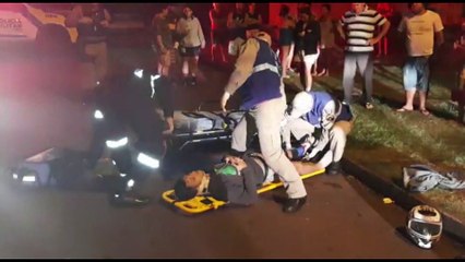 Jovens de 18 e 16 anos sofrem fraturas graves em acidente entre carro e moto no Cascavel Velho