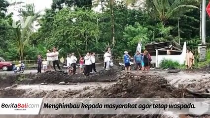 Hujan Deras Akibatkan Debit Air Sungai Yeh Sah Meningkat Dan Akses Jalan Tidak Bisa Terlewati
