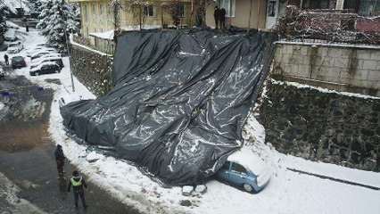 Kağıthane’de istinat duvarı çöktü, 4 araç enkaz altında kaldı