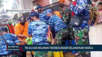 TNI AU dan Relawan Terobos Banjir Evakuasi Warga