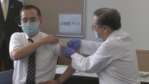 Japón inicia su campaña de vacunación contra la covid-19 inoculando a sanitarios