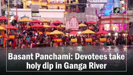 बसंत पंचमी के अवसर पर भक्तों ने गंगा नदी में लगाई पवित्र डुबकी