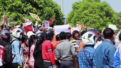 Myanmar, la giunta militare: "Non è un colpo di stato". Protestano anche i monaci buddisti