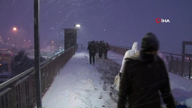 Beylikdüzü'nde şiddetli kar yağışı etkili oluyor