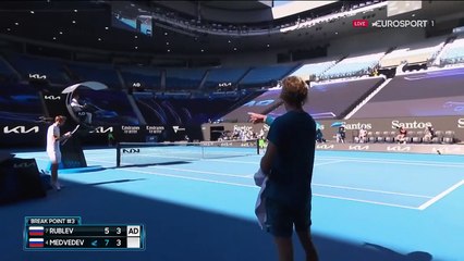 Le tournant du 2e set : Medvedev perd son antivibrateur au service