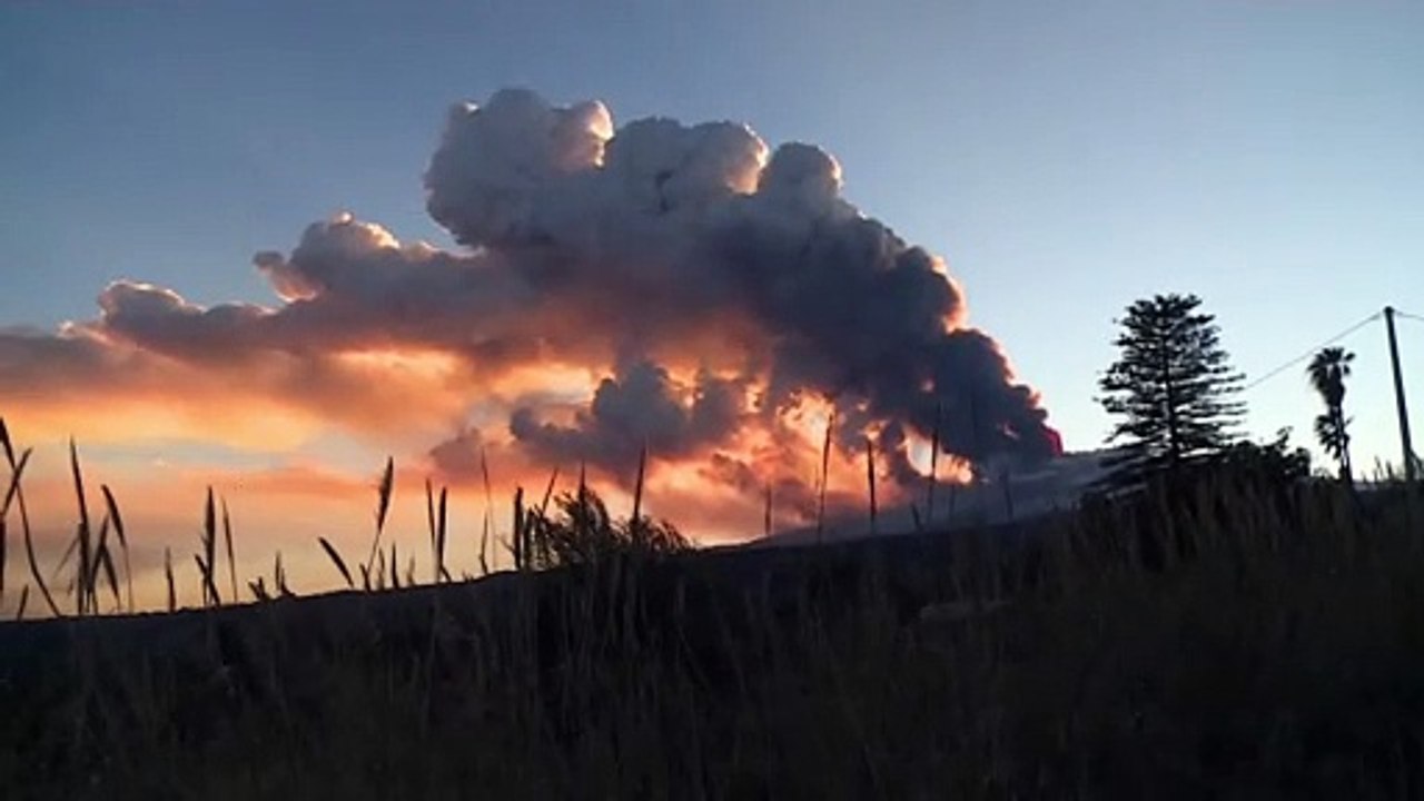 Spektakuläres naturschauspiel: der Ätna spuckt feuer und asche