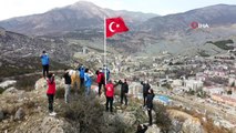 Şehitlerin anısına ilçenin en yüksek tepesine çıkıp Türk bayrağı astılar
