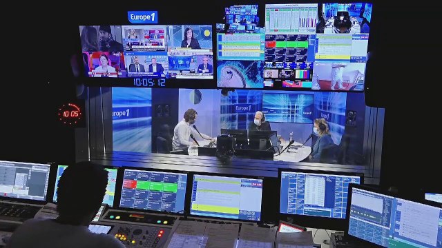 Questions pour un champion : Tu gagnes beaucoup plus à envoyer un SMS en slip depuis ton canapé qu'à être sur le plateau !