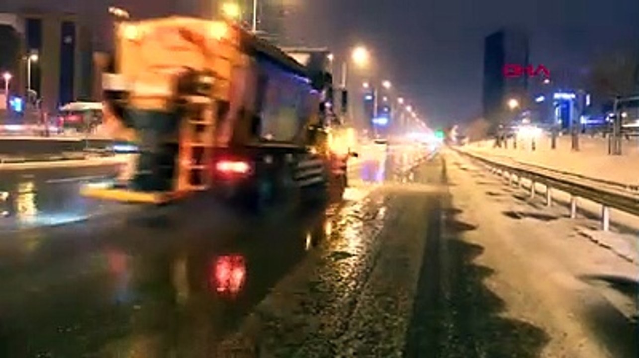 Kavacık'ta kar yağışı: FSM yönünde trafik durma noktasına geldi