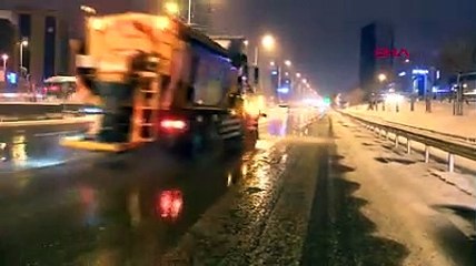 Kavacık'ta kar yağışı: FSM yönünde trafik durma noktasına geldi