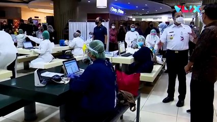 Jokowi-Anies 'Pegangan Tangan' Saat Vaksinasi Tanah Abang