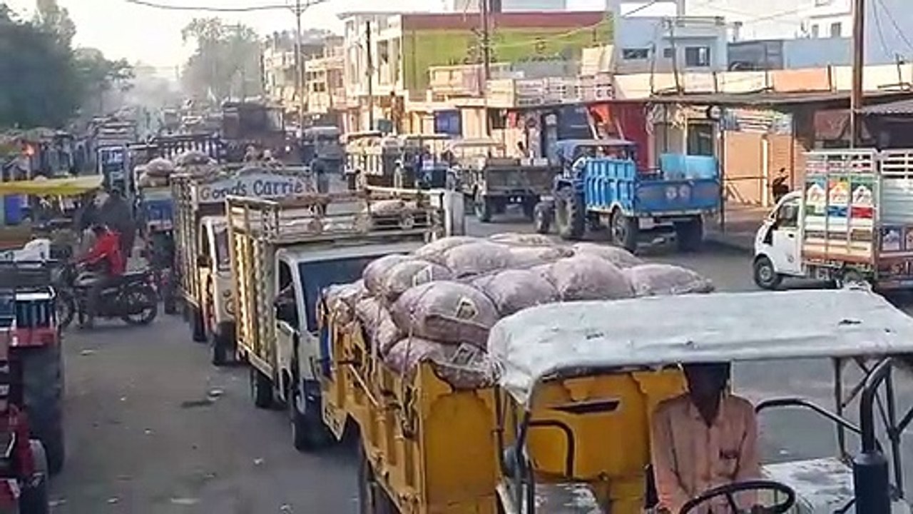 प्याज लहसुन और आलू की बंपर आवक सड़क पर लगी ऊपर...