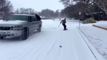 Au Texas, un snowboarder se fait tracter par un pick-up dans les rues enneigées