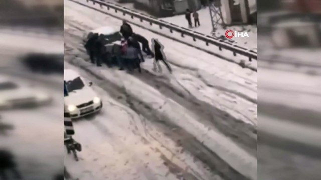 Esenyurt'ta mahalleli yokuş aşağı kayan aracı durdurmak için seferber oldu