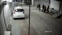 आवारा युवकों द्वारा घरों के बाहर खड़े चार पहिया वाहनों के काँच तोड़ने की घटना हुई सीसीटीवी में कैद