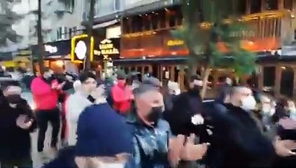 İzmir'de esnaflar alkışlayarak yürüdü: Hınca hınç kongreler yapılırken biz niye kapalıyız!