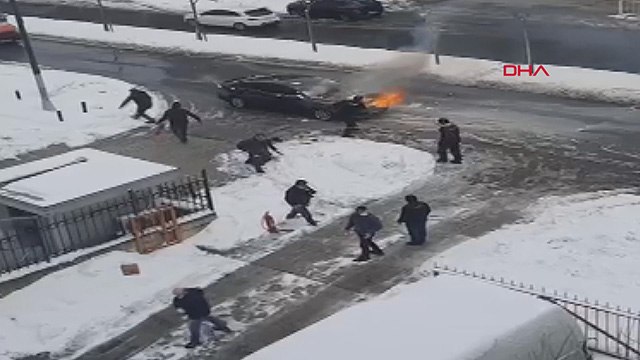 Ümraniye'de yanan otomobili kartopu atarak söndürmeye çalıştılar