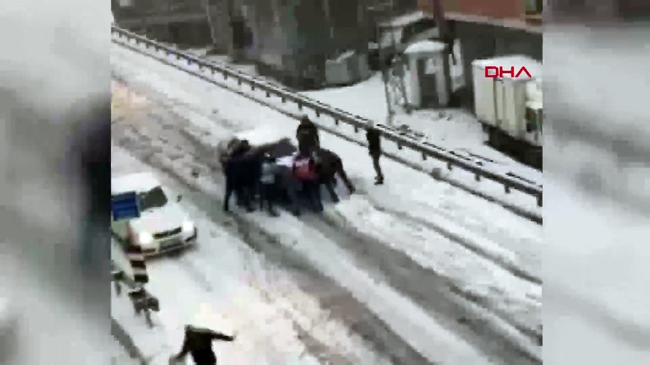 İstanbulluların kar ile imtihanı! Kayan aracı 11 kişi durdurdu