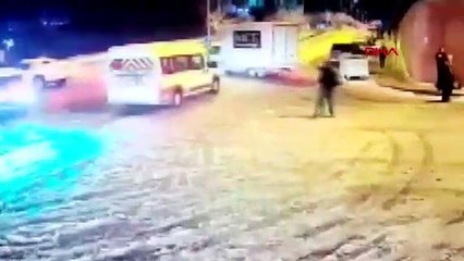 Anne ve babanın kayan araçtaki çocuklarını kurtarma çabası kamerada