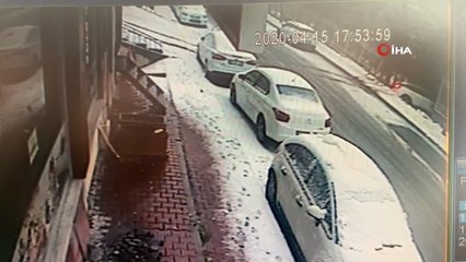 Esenyurt'ta karda kayan cip parka daldı, o anlar kameraya böyle yansıdı