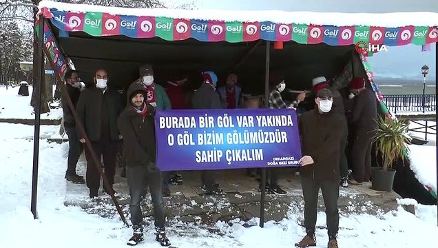 Terörle mücadele eden güvenlik güçleri için buz gibi havada göle girdiler