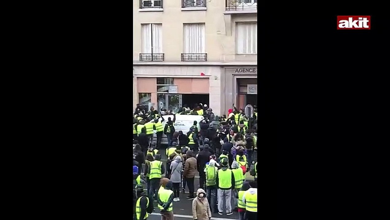Paris'te eylemciler yağmalara devam ediyor