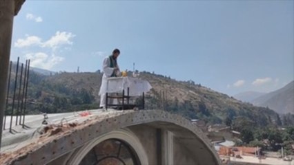 Misas desde el tejado de la iglesia son un éxito de cuarentena en pueblo de Perú