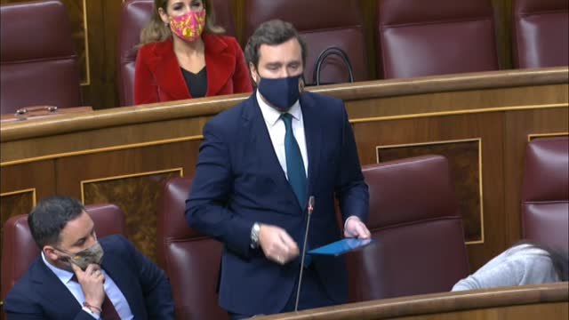 Carmen Calvo corrige a Espinosa de los Monteros por llamarla vicepresidente