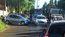 Colisão entre carros deixa trânsito ainda mais lento na saída do Bairro XIV de Novembro