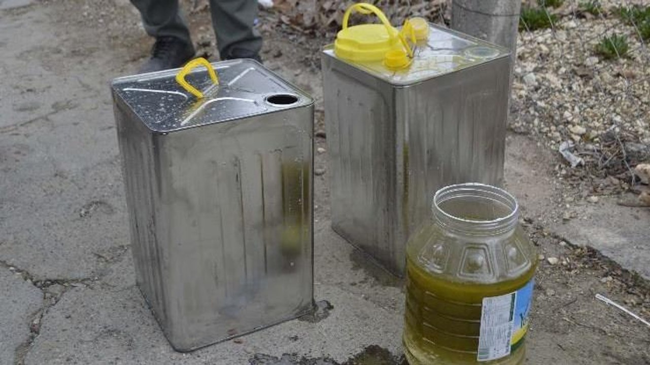 Seyyar satıcıdan zeytinyağı diye aldı, su çıktı
