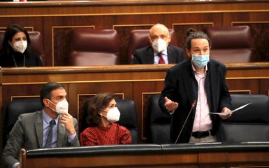 La bancada socialista no aplaude a Pablo Iglesias después de su intervención