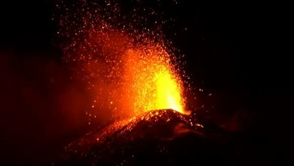El Etna en erupción obliga al cierre del aeropuerto de Catania.