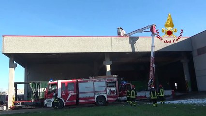 Ascoli Piceno - In fiamme copertura di un capannone all'Interporto (16.02.21)