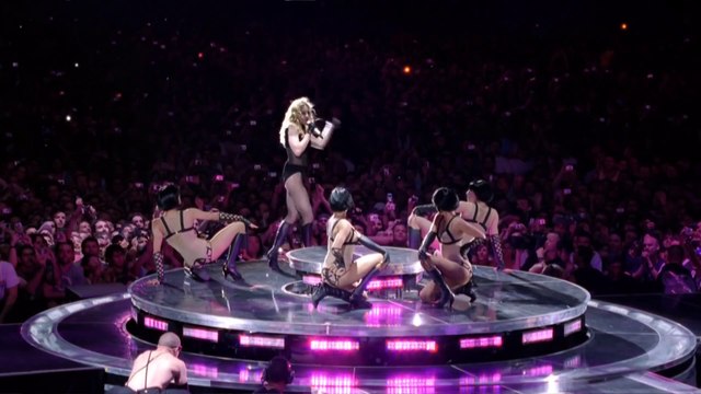 Madonna chante Vogue en live lors du Sticky and Sweet Tour
