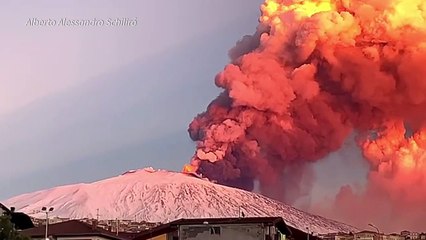 Espectacular erupción del Etna provoca una lluvia de piedras