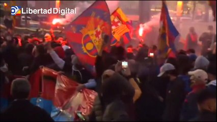 Multitudinaria concentración de aficionados del Barcelona sin distancia social ni mascarilla